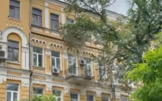 В Киеве обрушилась часть балкона в жилом доме