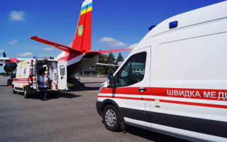 3-летнюю девочку с тотальным поражением легких перевезли бортом ГСЧС в Киев