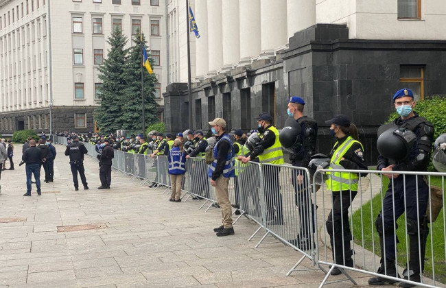 Возле ОП на Банковой собрались участники акции в поддержку Стерненко