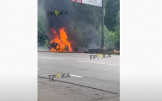 В Харькове автомобиль влетел в билборд и взорвался: есть видео
