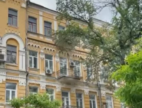 В Киеве обрушилась часть балкона в жилом доме