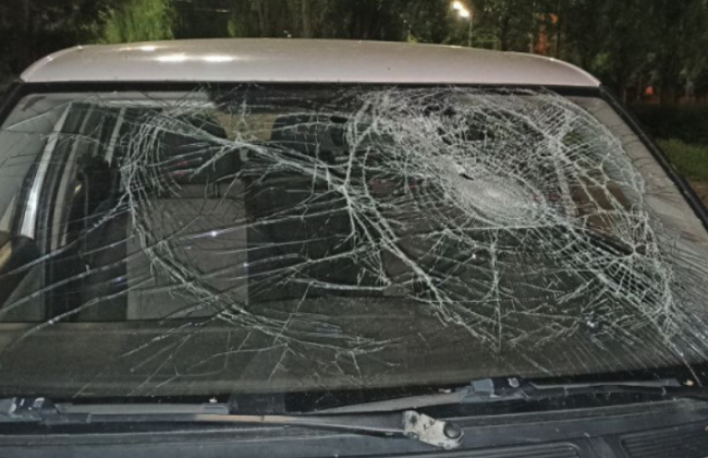 В Киеве пьяный таксист «катал» пешехода на капоте: фото и видео