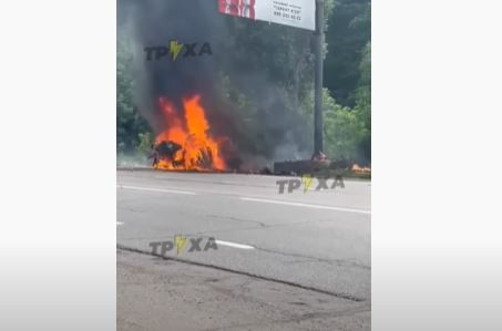 В Харькове автомобиль влетел в билборд и взорвался: есть видео