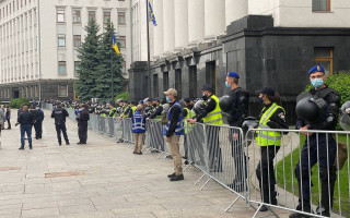 Возле ОП на Банковой собрались участники акции в поддержку Стерненко