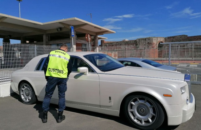 Салон из кожи крокодила: в Италии арестовали прибывший из России Rolls-Royce