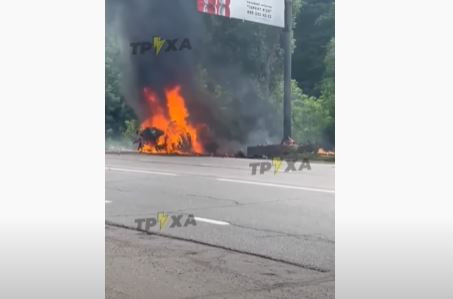 В Харькове автомобиль влетел в билборд и взорвался: есть видео