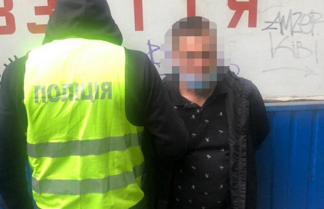 В Киеве мужчина схватил в магазине брюки и пытался убежать
