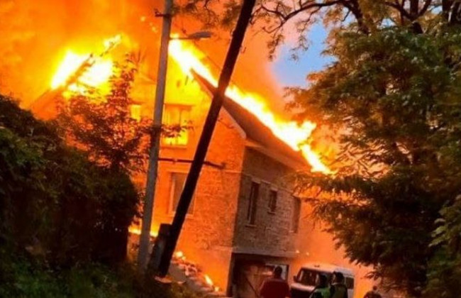 В Киеве вспыхнул недостроенный дом, фото