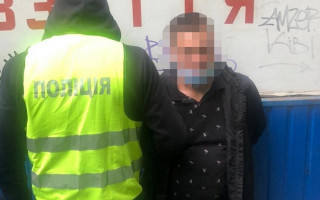 В Киеве мужчина схватил в магазине брюки и пытался убежать