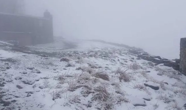 За день до лета Карпаты накрыло снегом, фото