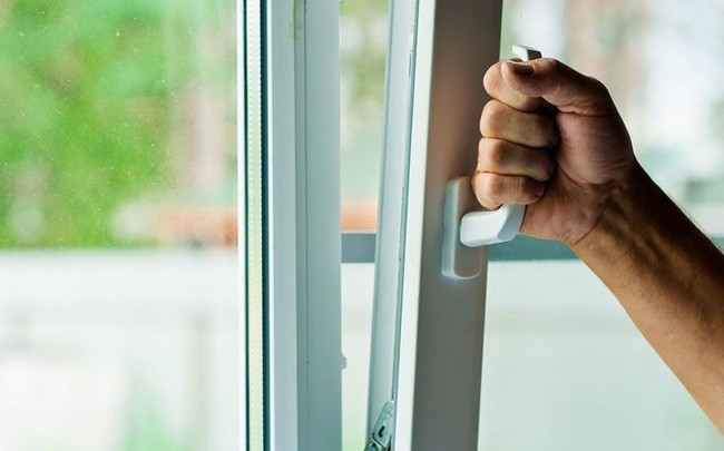 Трагедия на Позняках: мужчина выпал из окна многоэтажки