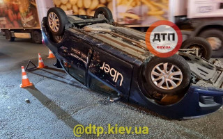 Очередное ДТП с опрокидыванием в Киеве: пострадала пассажирка такси, фото