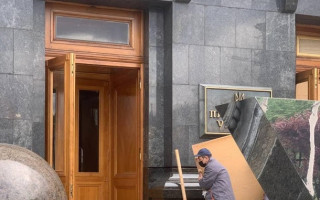 В здании Офиса Президента устанавливают двери