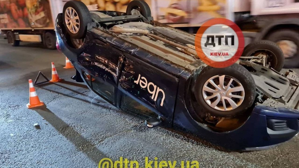 Очередное ДТП с опрокидыванием в Киеве: пострадала пассажирка такси, фото