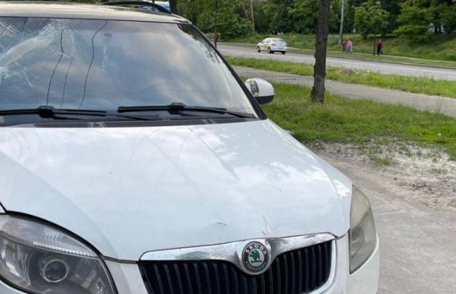 Резко выбежал на дорогу: в Киеве таксист сбил ребенка, фото