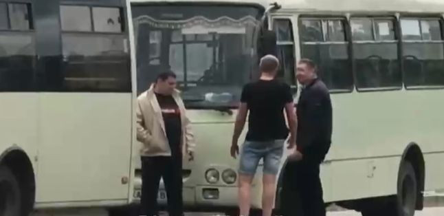 В Киеве водители маршруток устроили серьезную драку на остановке, видео