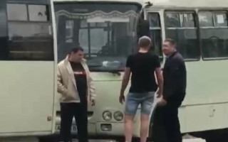 В Киеве водители маршруток устроили серьезную драку на остановке, видео