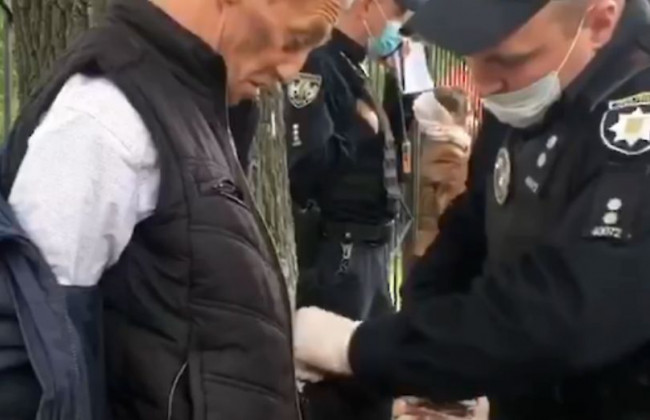 Хотел взять в заложники: водитель автобуса спас девушку от неадекватного киевлянина