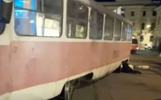 В Киеве сошел с рельсов трамвай, видео