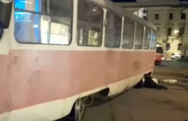 В Киеве сошел с рельсов трамвай, видео