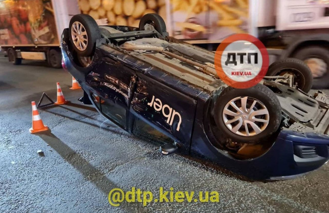 Очередное ДТП с опрокидыванием в Киеве: пострадала пассажирка такси, фото