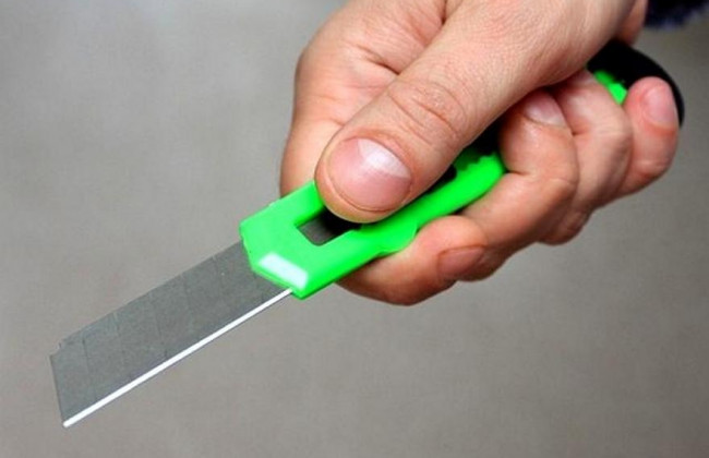 В Кривом Роге мужчина порезал горло продавщице киоска