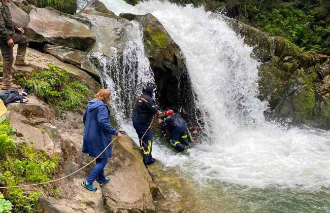 Во Львовской области во время экскурсии погиб шестиклассник: поскользнулся и упал в водопад