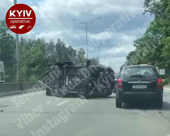 В Киеве у автомобиля на ходу оторвался прицеп и перекрыл движение