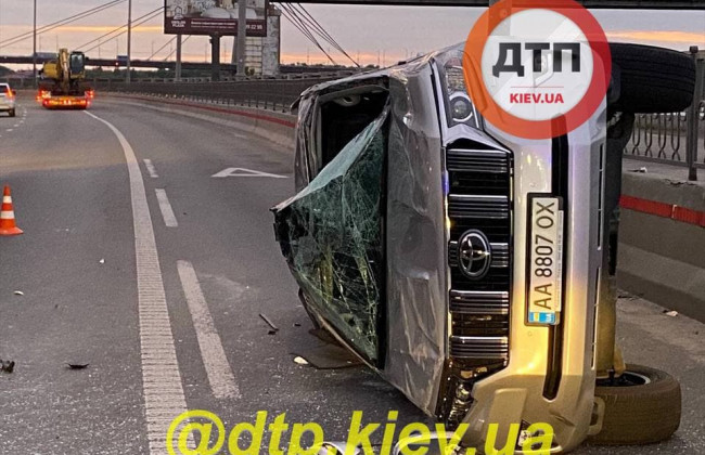 В Киеве внедорожник попал в серьезное ДТП с опрокидыванием, фото