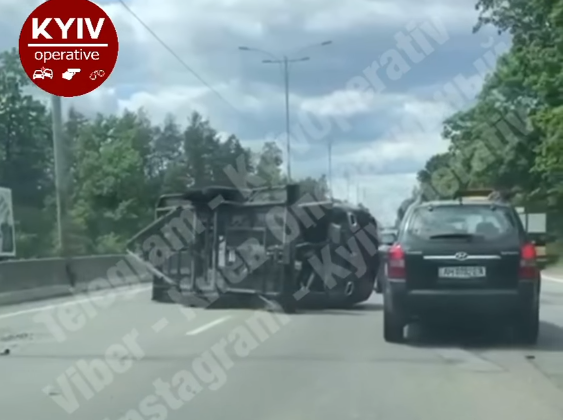 В Киеве у автомобиля на ходу оторвался прицеп и перекрыл движение