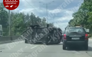 В Киеве у автомобиля на ходу оторвался прицеп и перекрыл движение