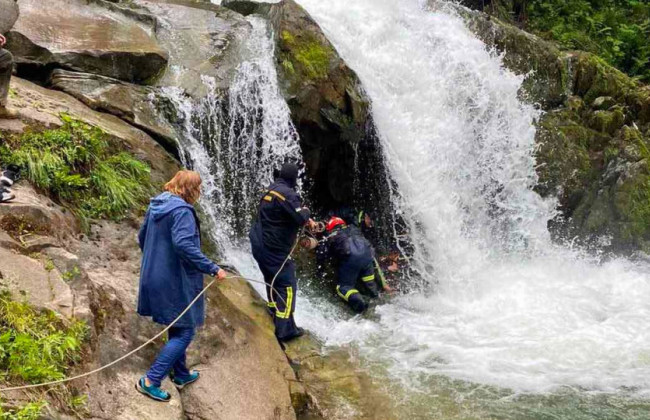 Гибель подростка на водопаде под Львовом: посетителей защищают только трухлявые поручни