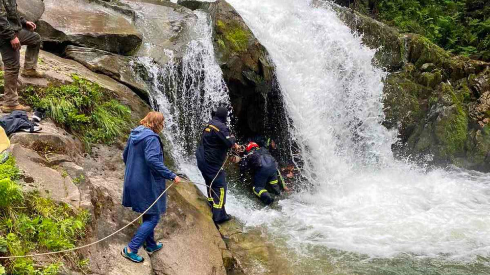 Гибель подростка на водопаде под Львовом: посетителей защищают только трухлявые поручни