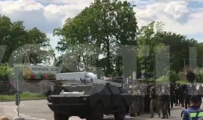 Титушки на БТР против полиции: в столице рейдеры захватывают рынок, фото и видео