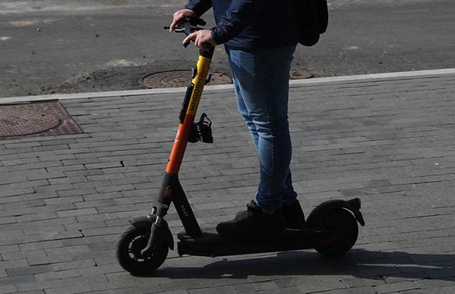 Неудачно покатался: житель Киева упал с электросамоката и получил травму