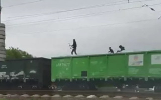В столице подростки устроили «покатушки» на крыше поезда