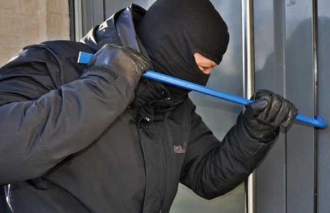 В Киеве разыскивают воров, которые обчистили кофейню: видео