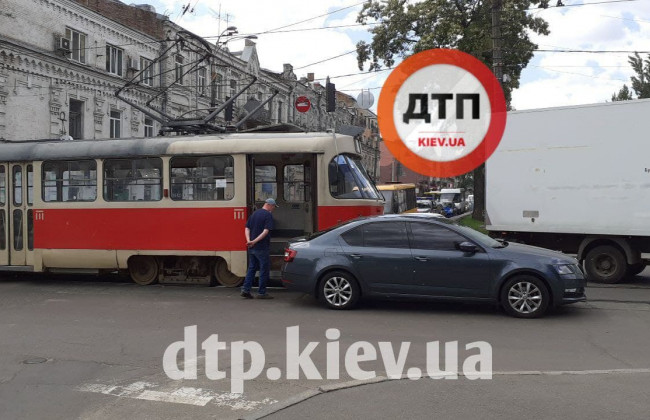 В Киеве трамвай врезался в иномарку Skoda, выехавшую на рельсы