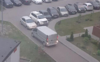 В Киеве «герой парковки» заблокировал выезд из двора многоэтажки, фото
