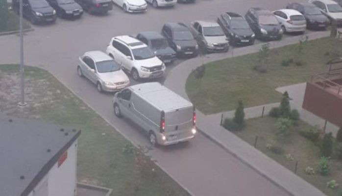 В Киеве «герой парковки» заблокировал выезд из двора многоэтажки, фото