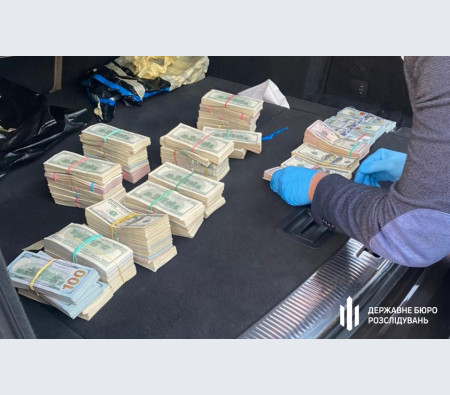 ДБР вилучило у начальника Волинського митного посту понад $700 тисяч неправомірної вигоди