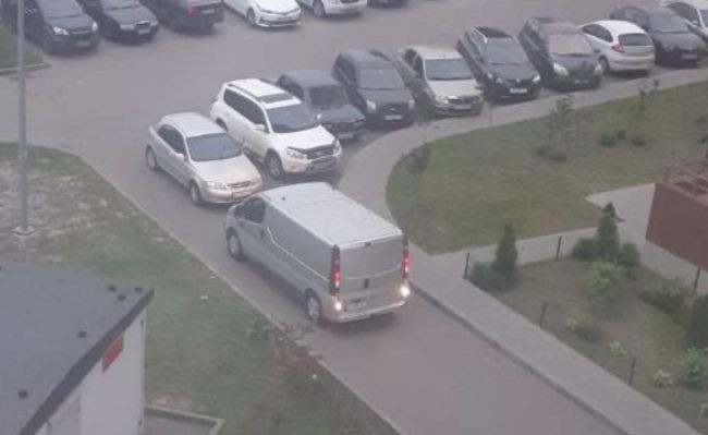 В Киеве «герой парковки» заблокировал выезд из двора многоэтажки, фото
