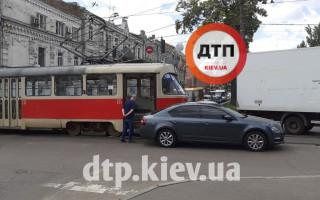 В Киеве трамвай врезался в иномарку Skoda, выехавшую на рельсы