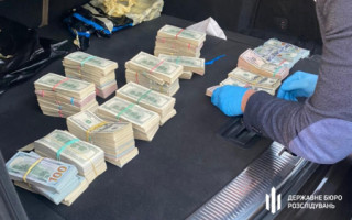 ДБР вилучило у начальника Волинського митного посту понад $700 тисяч неправомірної вигоди