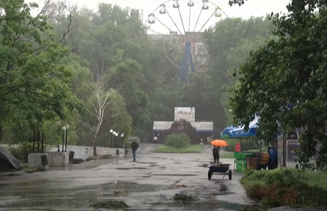 Днепр ушел под воду после сильного ливня: фото и видео