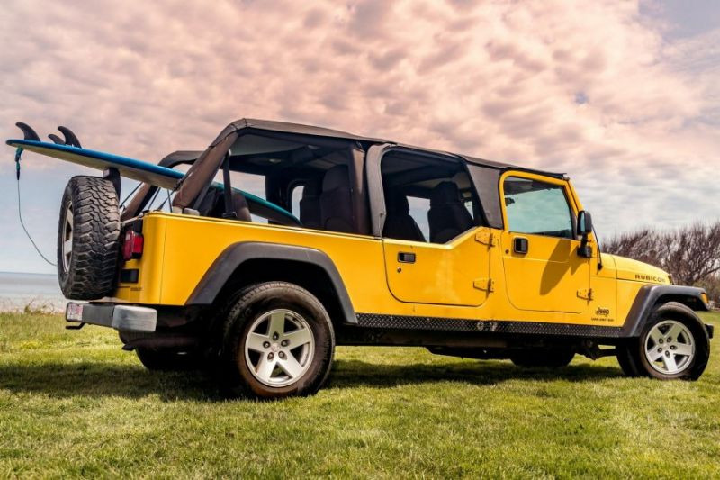 Уникальный желтый лимузин Jeep Wrangler TJ выставили на аукцион