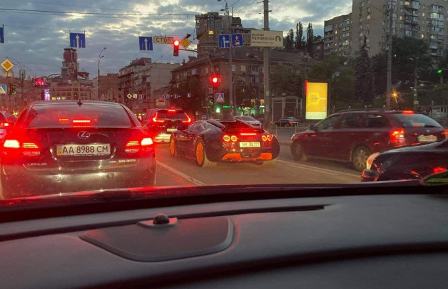 В Киеве заметили легендарный гиперкар Bugatti Veyron за 2,5 млн долларов