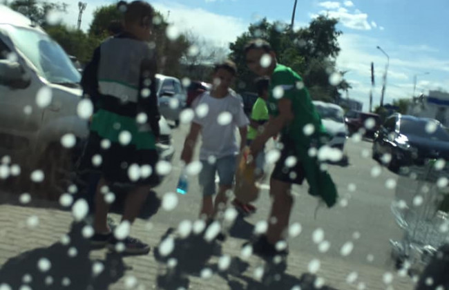 В Киеве группа молодых воров атаковала автомобиль