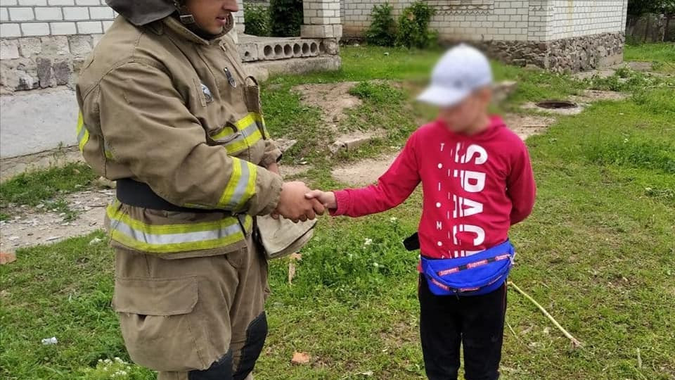 Под Одессой на крыше недостроя застрял ребенок