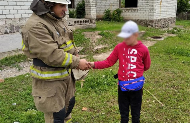 Под Одессой на крыше недостроя застрял ребенок